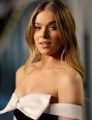Hailee Steinfeld Pretty at 2022 Vanity Fair Oscar Party in Beverly Hills
