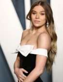Hailee Steinfeld Pretty at 2022 Vanity Fair Oscar Party in Beverly Hills