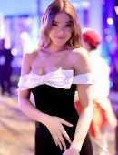 Hailee Steinfeld Pretty at 2022 Vanity Fair Oscar Party in Beverly Hills