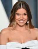 Hailee Steinfeld Pretty at 2022 Vanity Fair Oscar Party in Beverly Hills