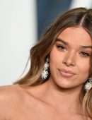 Hailee Steinfeld Pretty at 2022 Vanity Fair Oscar Party in Beverly Hills