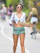 Chantel Jeffries Booty in Shorts, Shopping for Pizza in Miami