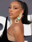 Doja Cat Cleavage at 2022 Billboard Music Awards in Las Vegas