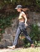 Scout Willis Pokies, Walking her Dog in Los Angeles