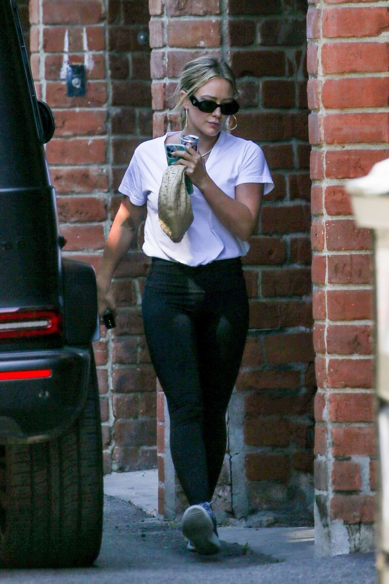 Hilary Duff Booty in Tights, Outside a Gym in Los Angeles