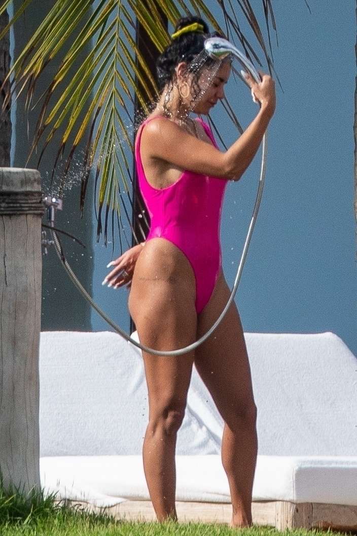 Vanessa Hudgens Booty, Relaxing in Punta Mita
