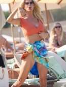 Victoria Silvstedt in Bikini at La Reserve Beach in Saint-Tropez