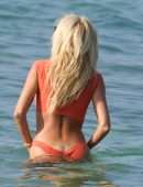 Victoria Silvstedt in Bikini at La Reserve Beach in Saint-Tropez