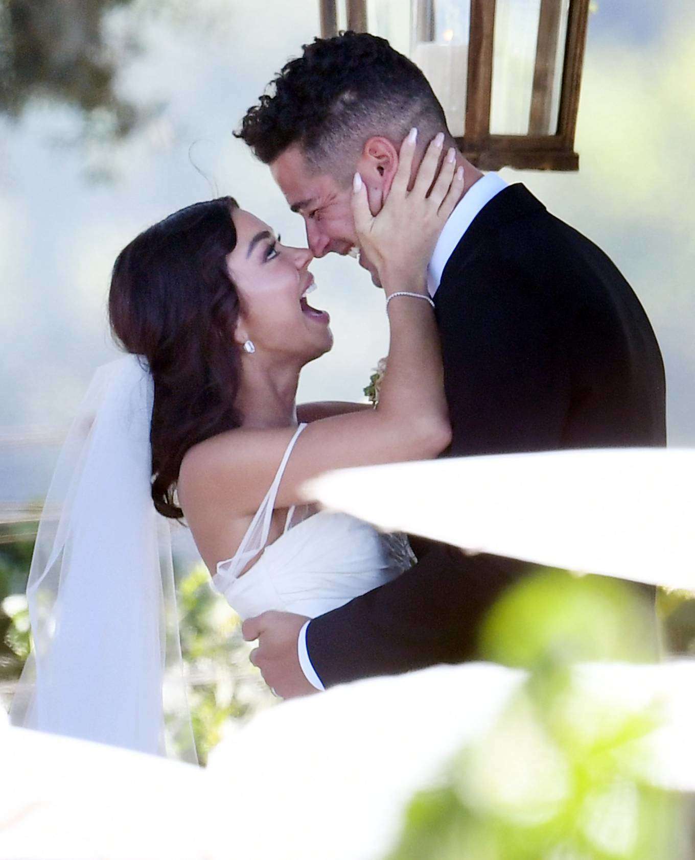 Sarah Hyland Married to Wells Adams in a California Wine Vineyard