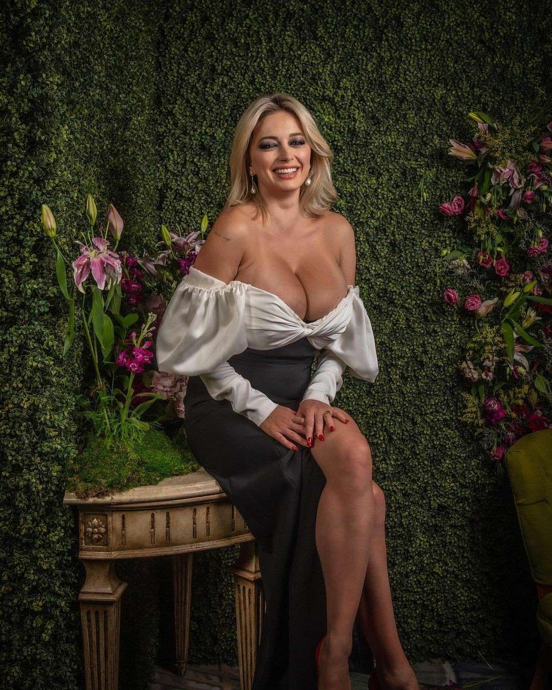 Caroline Vreeland Flaunts Spectacular Cleavage for Photoshoot