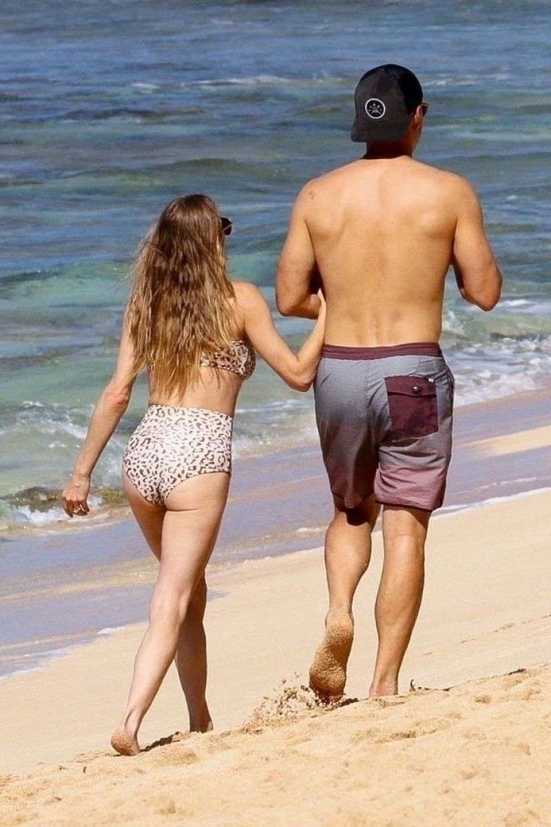LeAnn Rimes Booty in Bikini at a Beach in Waikiki