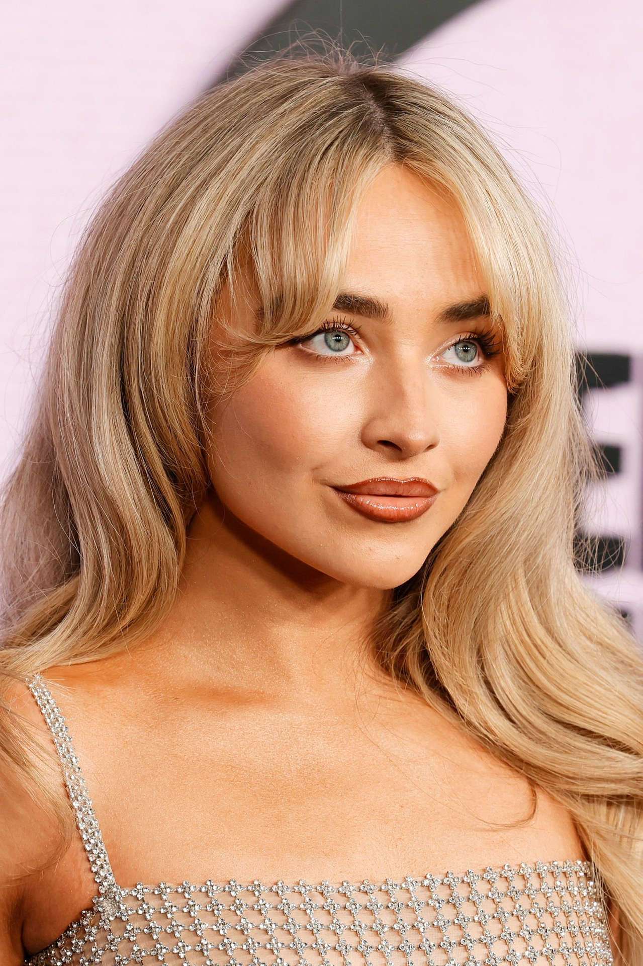 Sabrina Carpenter Leggy at 2022 American Music Awards in LA