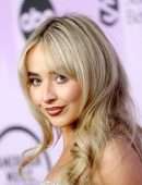 Sabrina Carpenter Leggy at 2022 American Music Awards in LA