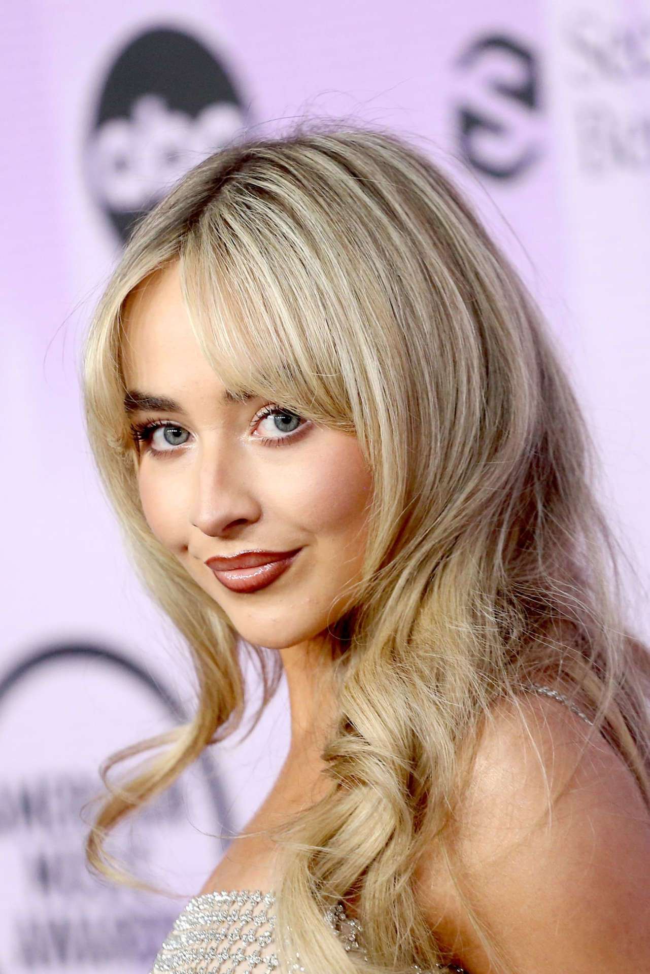 Sabrina Carpenter Leggy at 2022 American Music Awards in LA