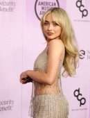 Sabrina Carpenter Leggy at 2022 American Music Awards in LA