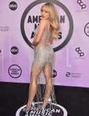 Sabrina Carpenter Leggy at 2022 American Music Awards in LA
