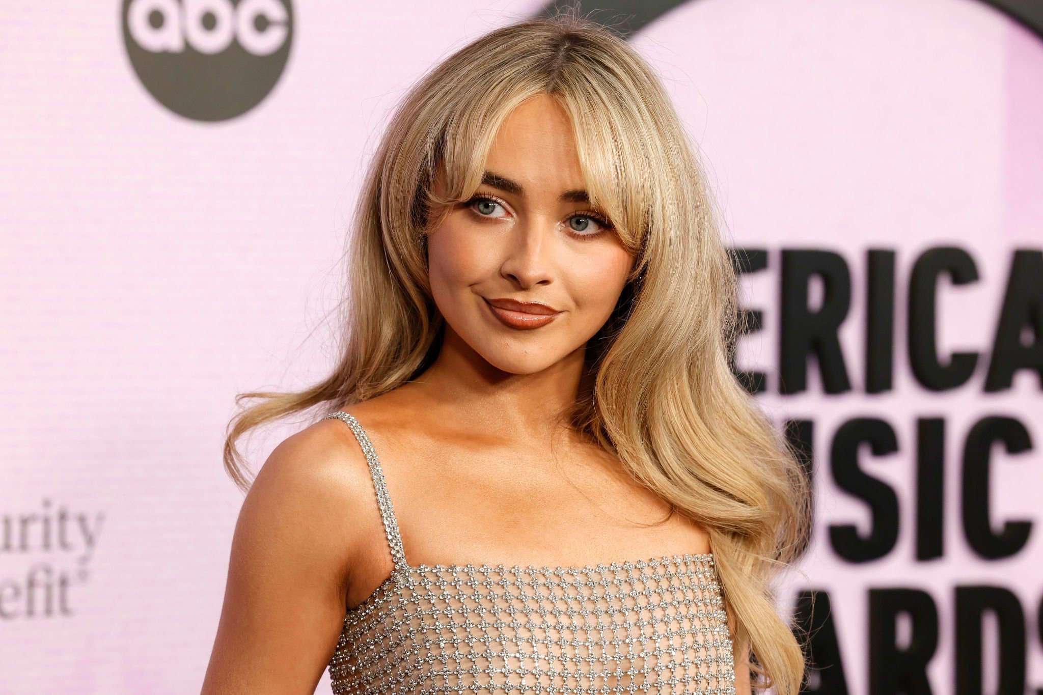 Sabrina Carpenter Leggy at 2022 American Music Awards in LA