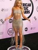 Sabrina Carpenter Leggy at 2022 American Music Awards in LA