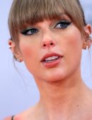 Taylor Swift Cleavage at MTV Europe Music Awards 2022 in Duesseldorf