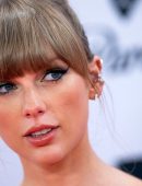 Taylor Swift Cleavage at MTV Europe Music Awards 2022 in Duesseldorf