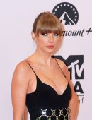 Taylor Swift Cleavage at MTV Europe Music Awards 2022 in Duesseldorf